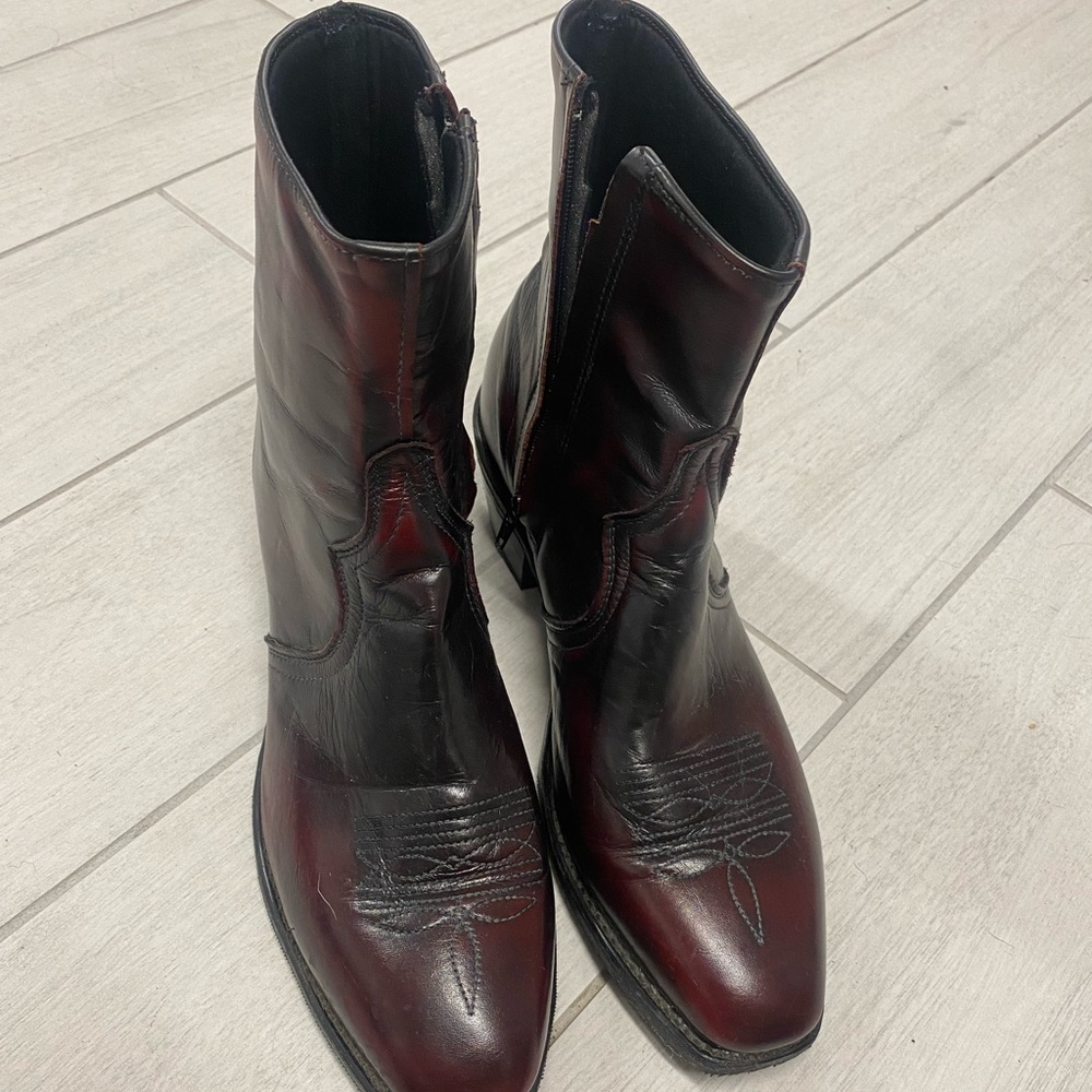 red hue cowboy boots almost new! mens 10.5